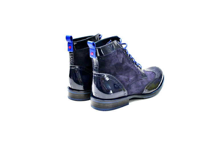 Boot composed of suede, varnish, leather lining, with leather sole and rubber track. Handmade in Portugal “Walk with Pintta”