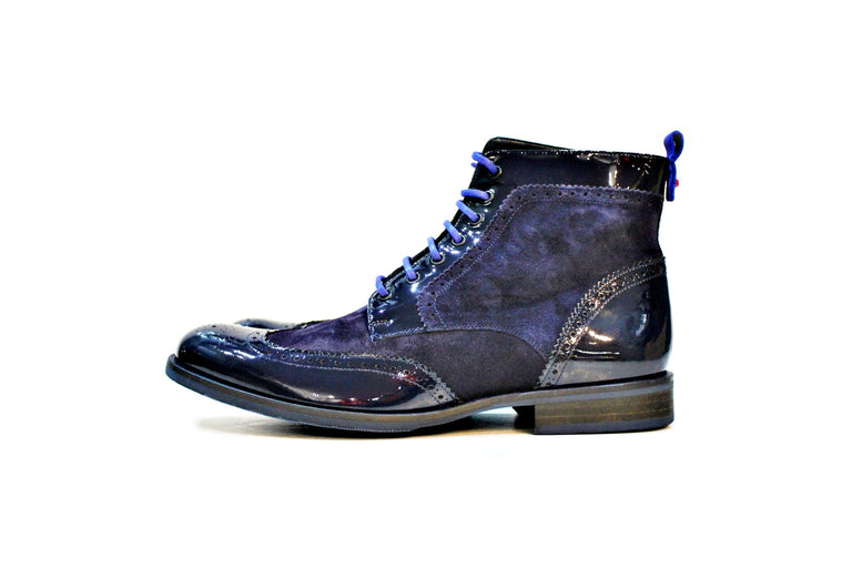 Boot composed of suede, varnish, leather lining, with leather sole and rubber track. Handmade in Portugal “Walk with Pintta”