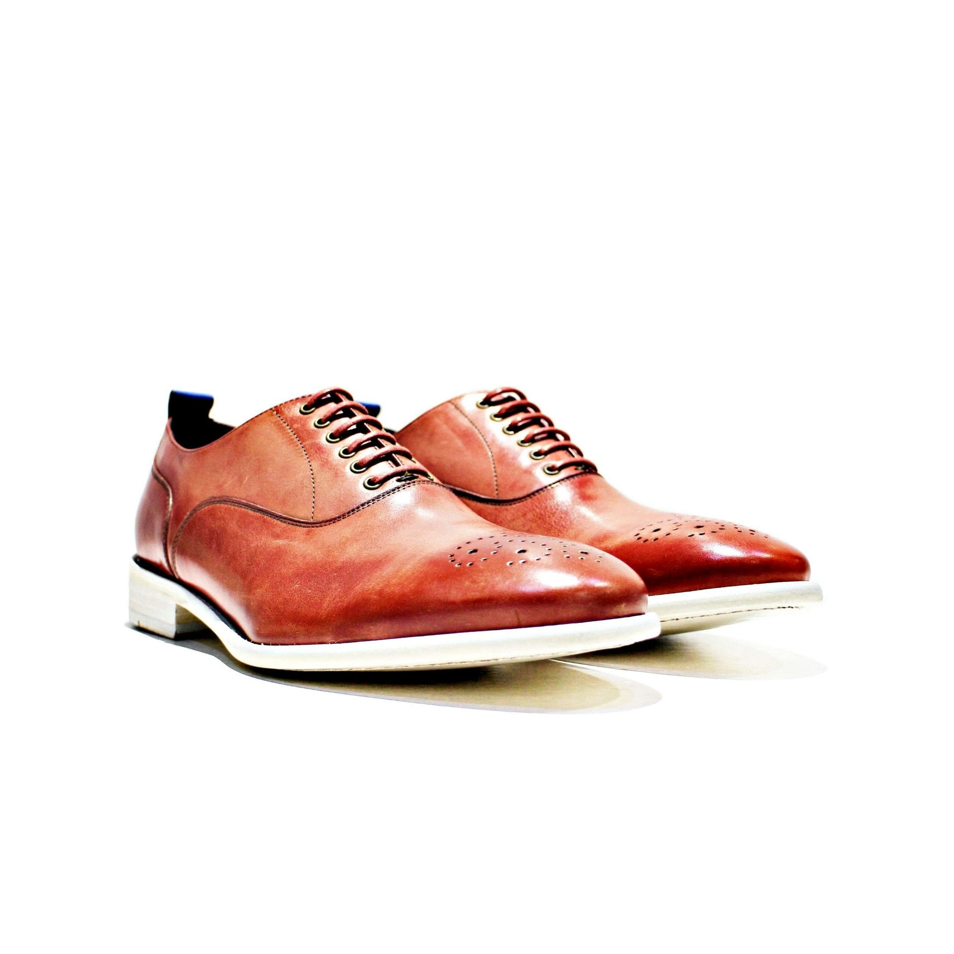 All leather shoe, inwardly, as well as the sole. Handmade in Portugal “walk with pintta”