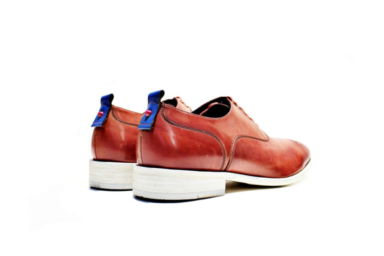 All leather shoe, inwardly, as well as the sole. Handmade in Portugal “walk with pintta”