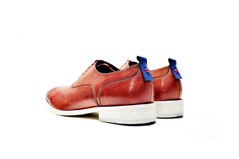 All leather shoe, inwardly, as well as the sole. Handmade in Portugal “walk with pintta”
