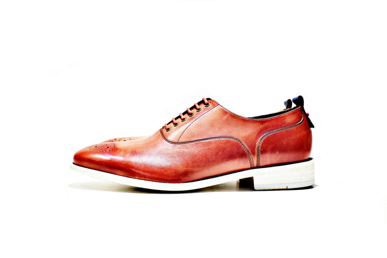 All leather shoe, inwardly, as well as the sole. Handmade in Portugal “walk with pintta”