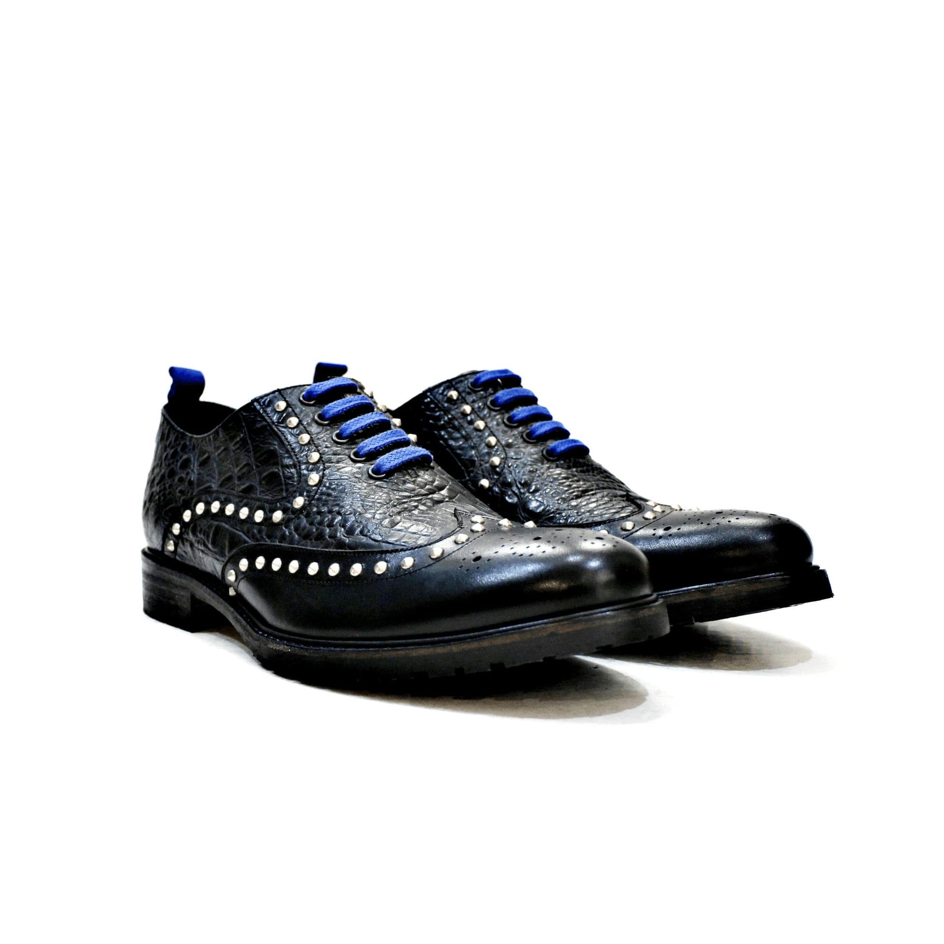 All leather shoe, inwardly and externally, with metal applications, leather soles with rubber trail.