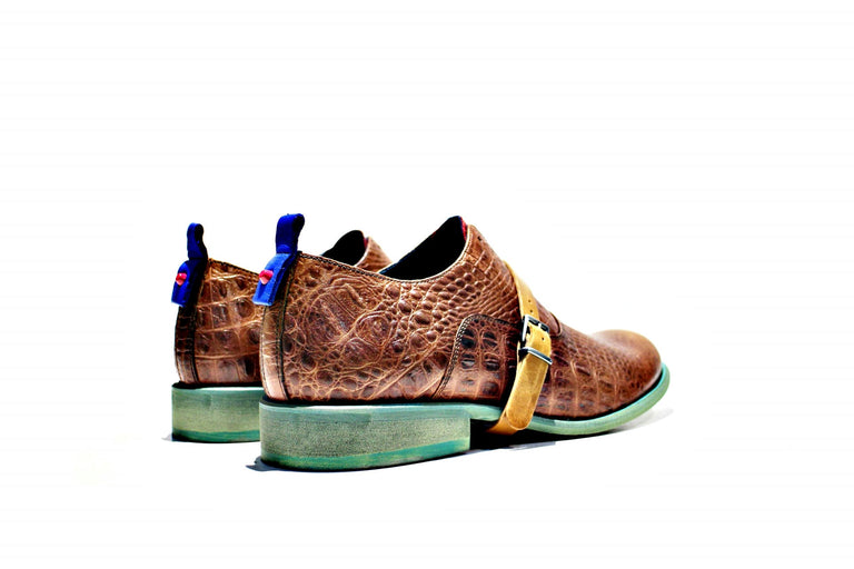 Shoe consisting of leather, with leather strip, which can wear or not, making the Dallas model very versatile, with rubber sole.