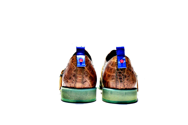 Shoe consisting of leather, with leather strip, which can wear or not, making the Dallas model very versatile, with rubber sole.