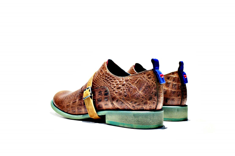 Shoe consisting of leather, with leather strip, which can wear or not, making the Dallas model very versatile, with rubber sole.