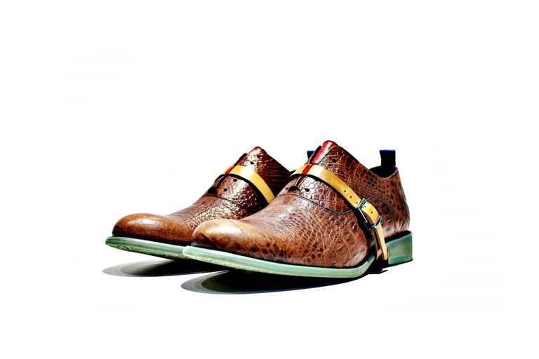 Shoe consisting of leather, with leather strip, which can wear or not, making the Dallas model very versatile, with rubber sole.