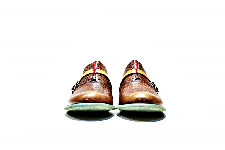 Shoe consisting of leather, with leather strip, which can wear or not, making the Dallas model very versatile, with rubber sole.