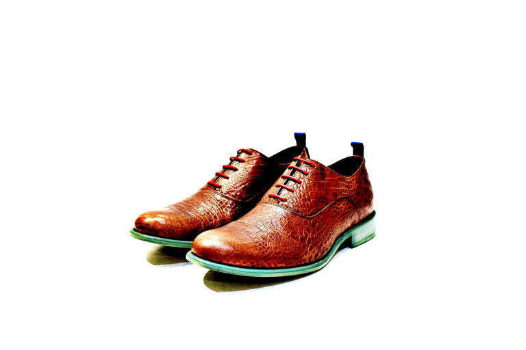 Shoe consisting of leather, with leather strip, which can wear or not, making the Dallas model very versatile, with rubber sole.