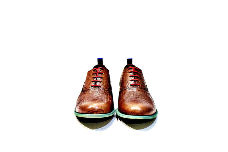 Shoe consisting of leather, with leather strip, which can wear or not, making the Dallas model very versatile, with rubber sole.