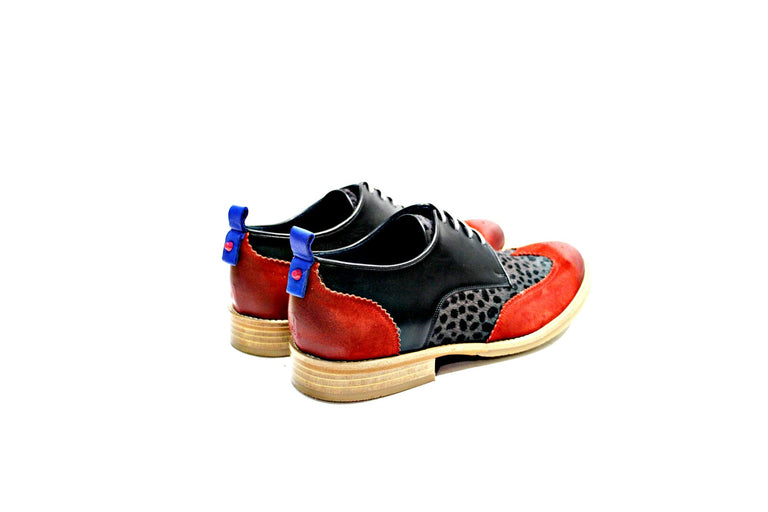 Shoe consisting of suede, hair and leather, lining and leather sole with rubber track, iCon model. Handmade in Portugal. “Walk with Pintta”