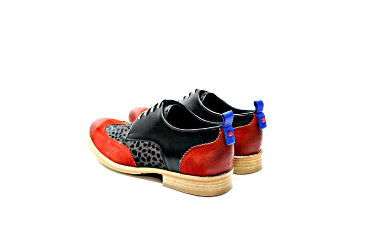 Shoe consisting of suede, hair and leather, lining and leather sole with rubber track, iCon model. Handmade in Portugal. “Walk with Pintta”