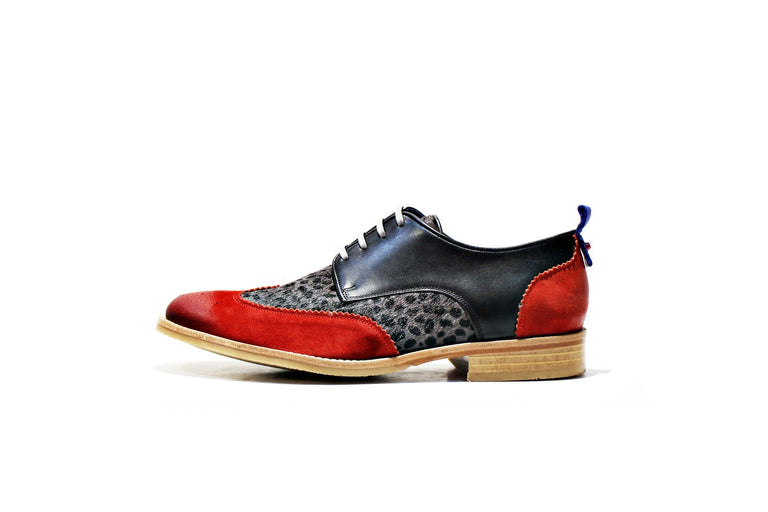 Shoe consisting of suede, hair and leather, lining and leather sole with rubber track, iCon model. Handmade in Portugal. “Walk with Pintta”