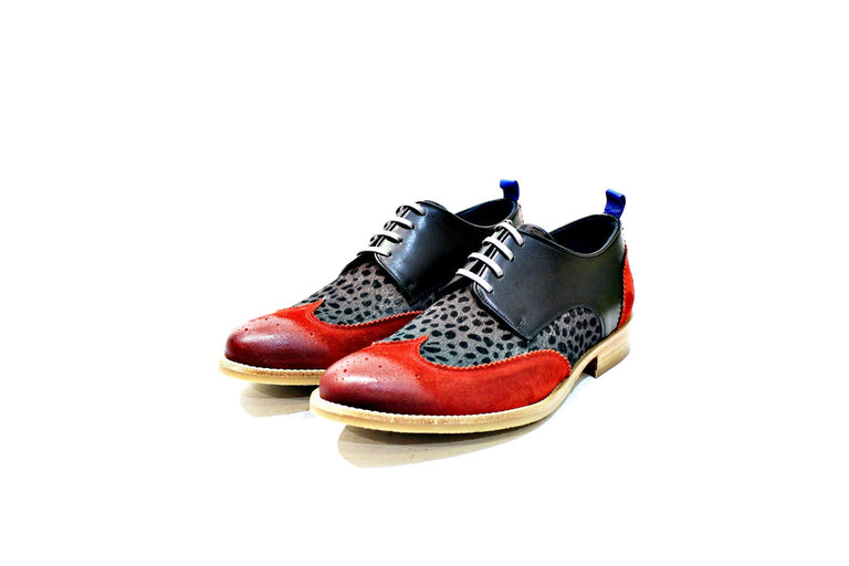 Shoe consisting of suede, hair and leather, lining and leather sole with rubber track, iCon model. Handmade in Portugal. “Walk with Pintta”