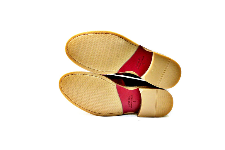 Shoe consisting of suede, hair and leather, lining and leather sole with rubber track, iCon model. Handmade in Portugal. “Walk with Pintta”