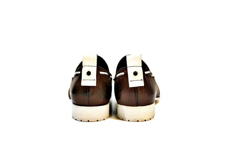 Shoe consisting of leather, with leather sole and rubber screen.