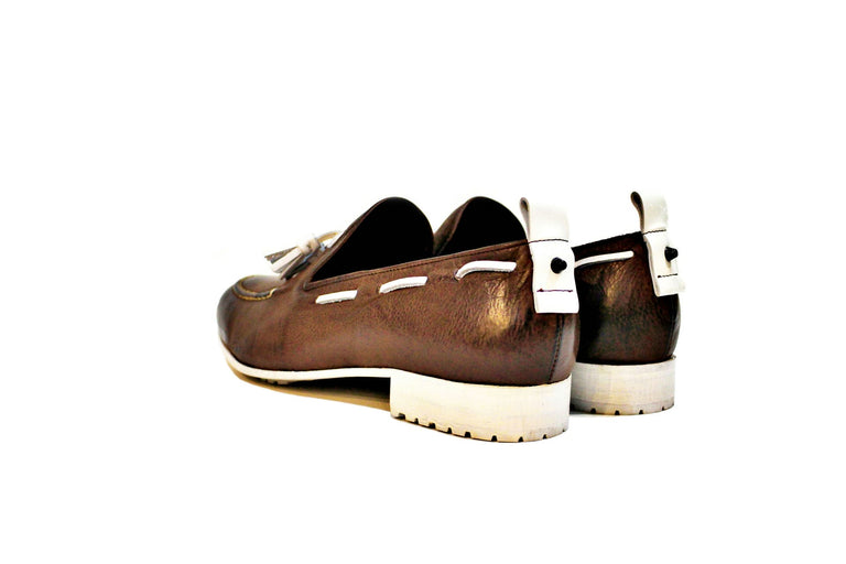 Shoe consisting of leather, with leather sole and rubber screen.