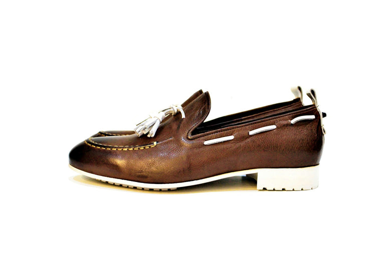 Shoe consisting of leather, with leather sole and rubber screen.