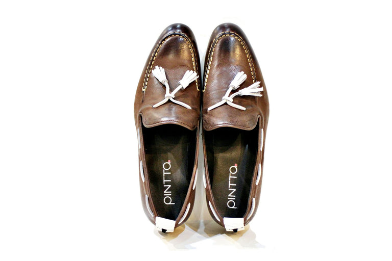 Shoe consisting of leather, with leather sole and rubber screen.