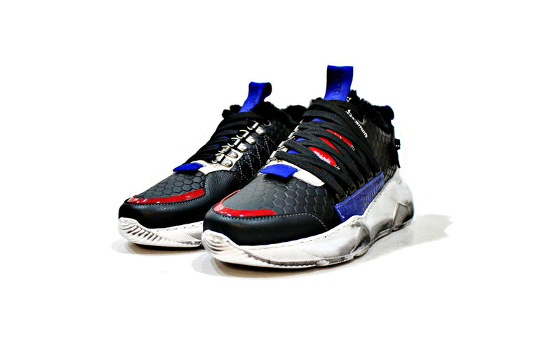 Sneaker consisting of leather, fabric, with varnish details, lined fully to hair. Handmade in Portugal. “Walk with Pintta”