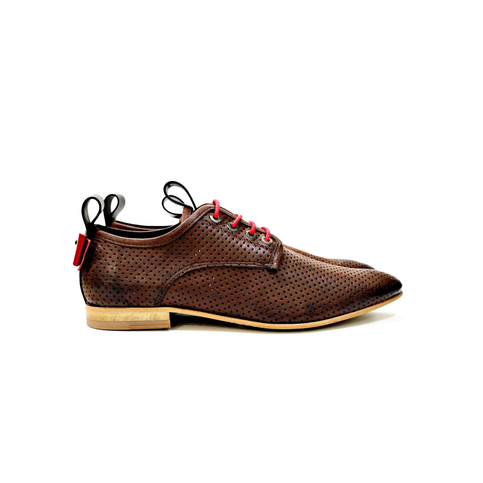 Madisson shoe is a contemporary, classic, very comfortable, hand -built model in Portugal. It is a shoe designed for "demanding women".