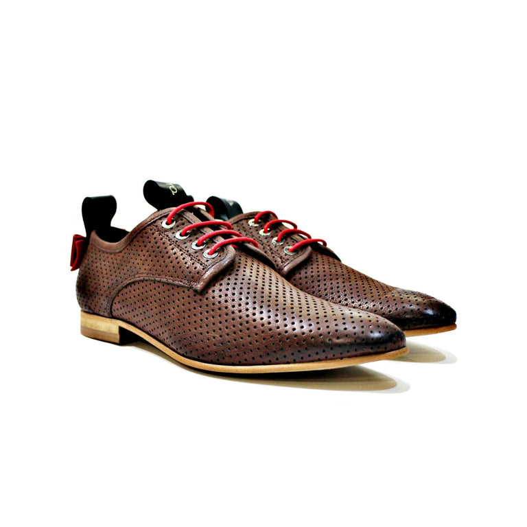 Madisson shoe is a contemporary, classic, very comfortable, hand -built model in Portugal. It is a shoe designed for "demanding women".