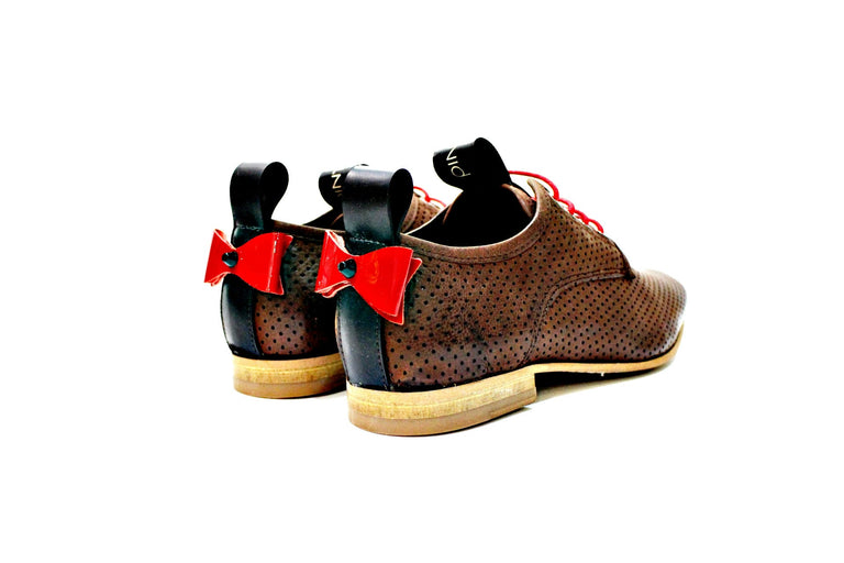 Madisson shoe is a contemporary, classic, very comfortable, hand -built model in Portugal. It is a shoe designed for "demanding women".