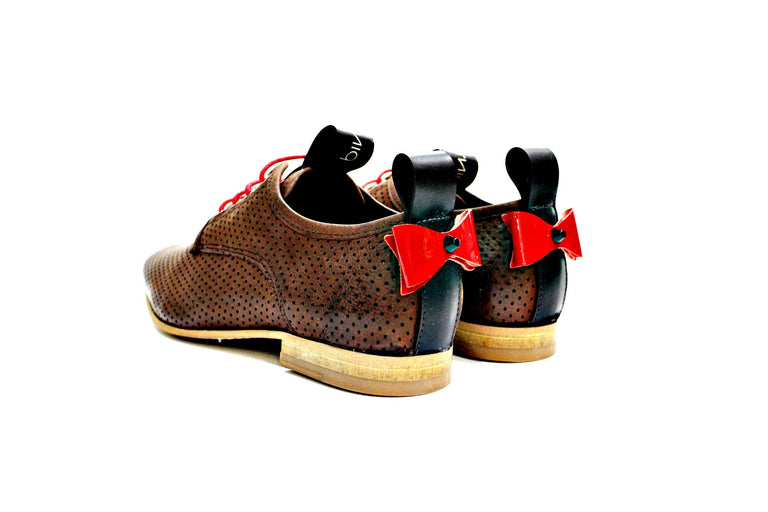 Madisson shoe is a contemporary, classic, very comfortable, hand -built model in Portugal. It is a shoe designed for "demanding women".