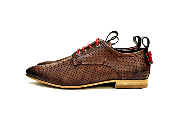 Madisson shoe is a contemporary, classic, very comfortable, hand -built model in Portugal. It is a shoe designed for "demanding women".