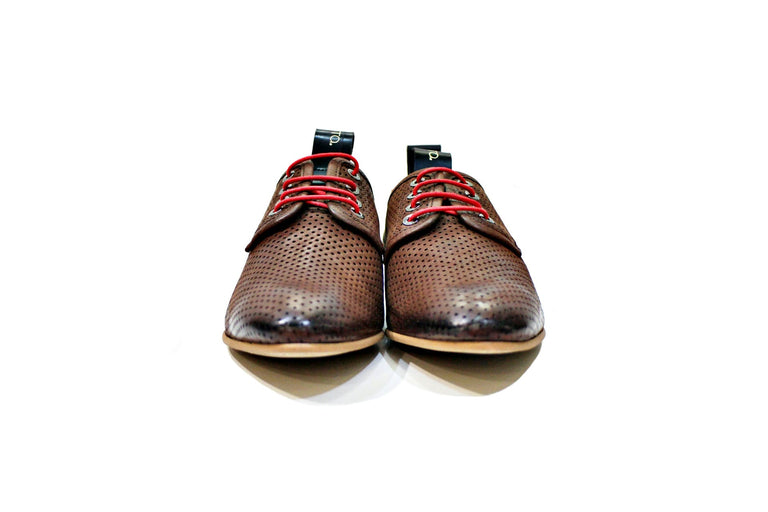 Madisson shoe is a contemporary, classic, very comfortable, hand -built model in Portugal. It is a shoe designed for "demanding women".