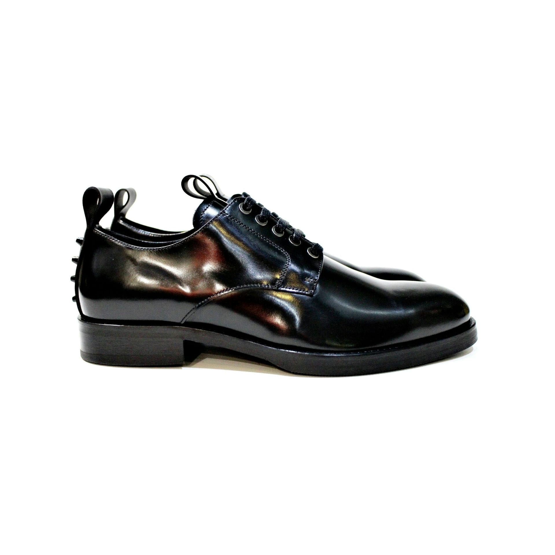 Shoe consisting of polished leather, with rubber sole. “Walk with Pintta”