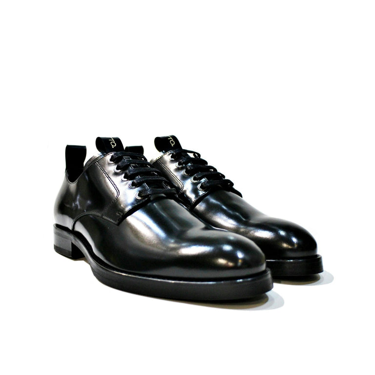 Shoe consisting of polished leather, with rubber sole. “Walk with Pintta”