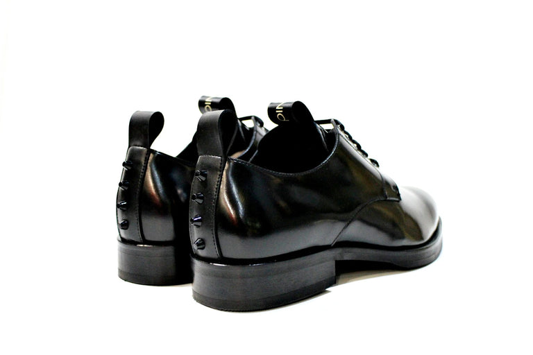 Shoe consisting of polished leather, with rubber sole. “Walk with Pintta”