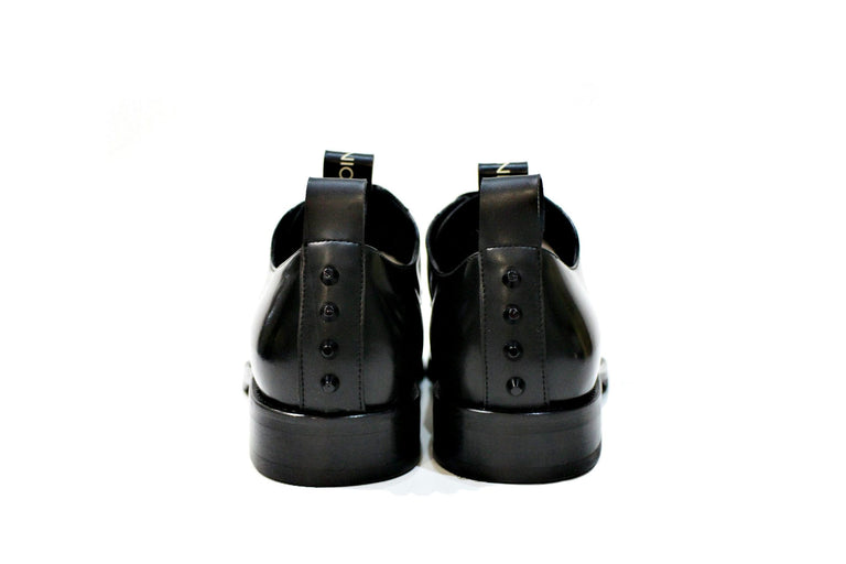 Shoe consisting of polished leather, with rubber sole. “Walk with Pintta”