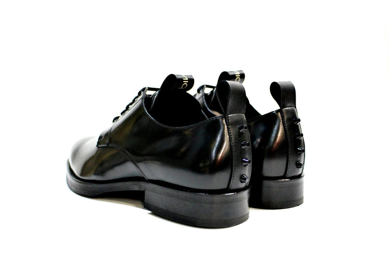 Shoe consisting of polished leather, with rubber sole. “Walk with Pintta”