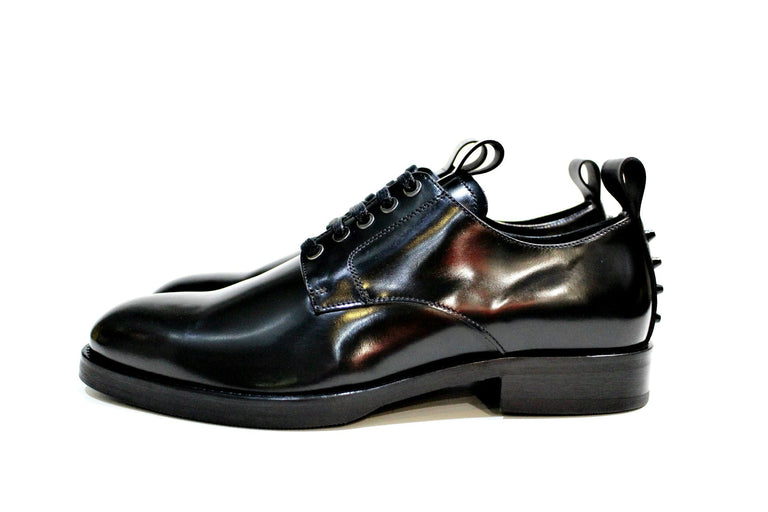 Shoe consisting of polished leather, with rubber sole. “Walk with Pintta”