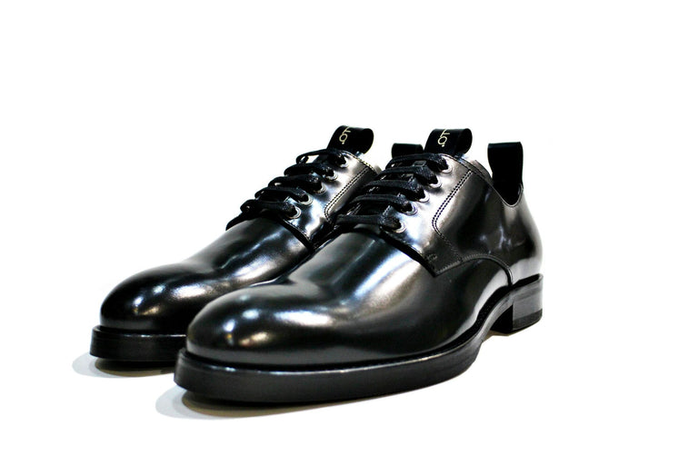 Shoe consisting of polished leather, with rubber sole. “Walk with Pintta”