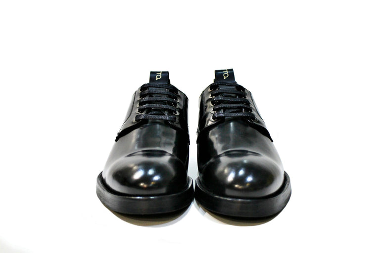 Shoe consisting of polished leather, with rubber sole. “Walk with Pintta”