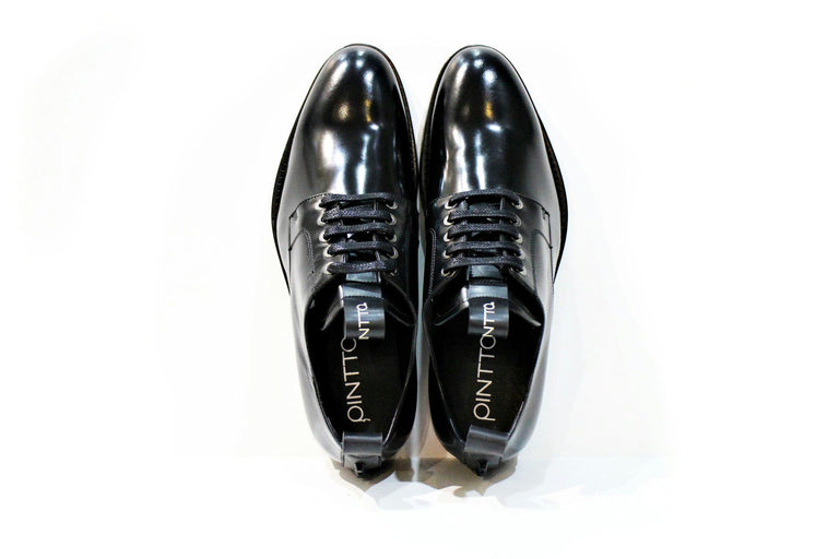 Shoe consisting of polished leather, with rubber sole. “Walk with Pintta”
