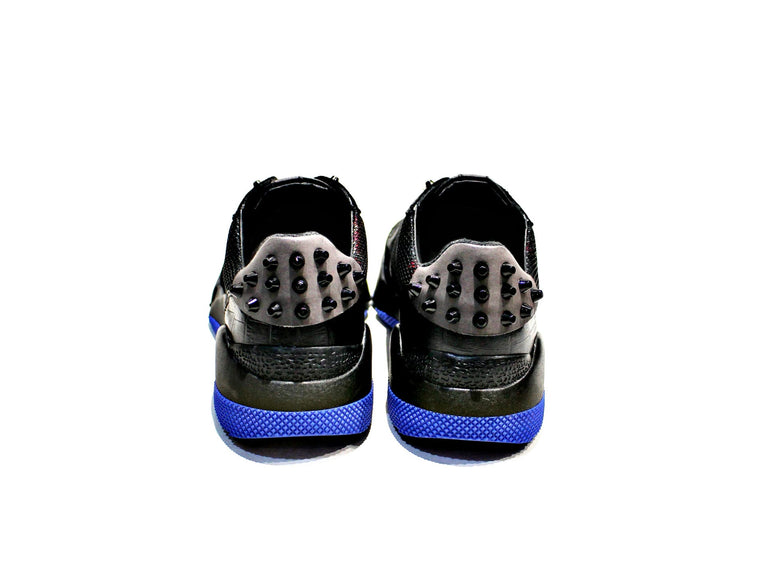 Sneaker model composed of leather, neoprene, plastic pins, leather lining, with rubber sole. "Pintta is for certain women, who like different things." Made to Portugal "Walk with Pintta"