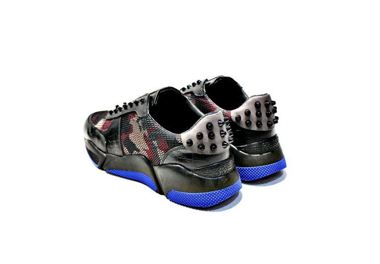 Sneaker model composed of leather, neoprene, plastic pins, leather lining, with rubber sole. "Pintta is for certain women, who like different things." Made to Portugal "Walk with Pintta"