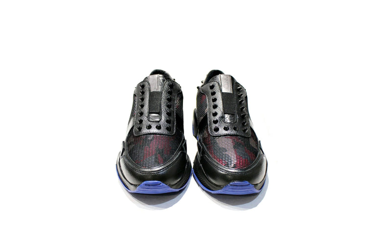 Sneaker model composed of leather, neoprene, plastic pins, leather lining, with rubber sole. "Pintta is for certain women, who like different things." Made to Portugal "Walk with Pintta"