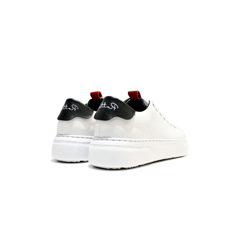 Sneaker model with a simple design, all built in high quality leather with EVA sole. Made toon in Portugal