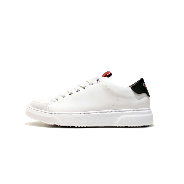 Sneaker model with a simple design, all built in high quality leather with EVA sole. Made toon in Portugal
