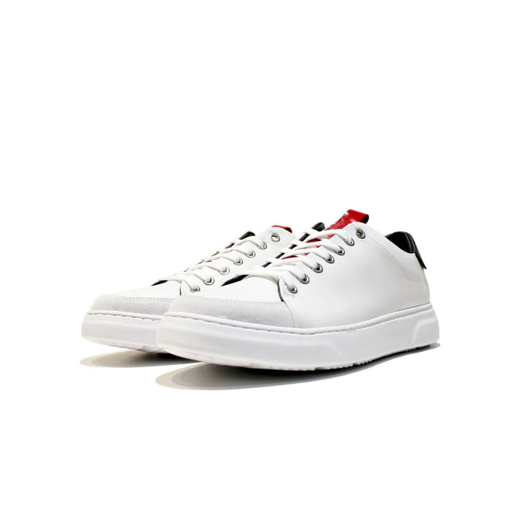 Sneaker model with a simple design, all built in high quality leather with EVA sole. Made toon in Portugal