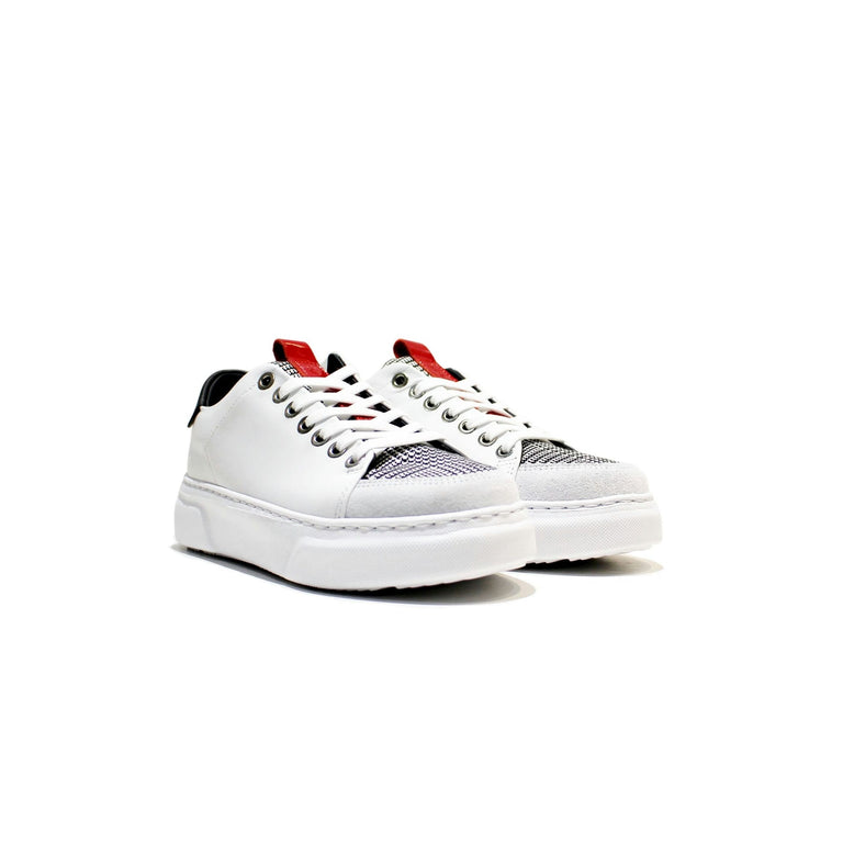 Sneaker model for women with a simple design, all built in high quality leather, with EVA sole. Handmade in Portugal