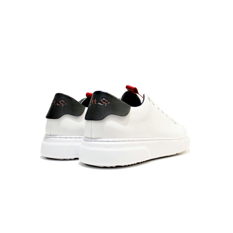 Sneaker model for women with a simple design, all built in high quality leather, with EVA sole. Handmade in Portugal