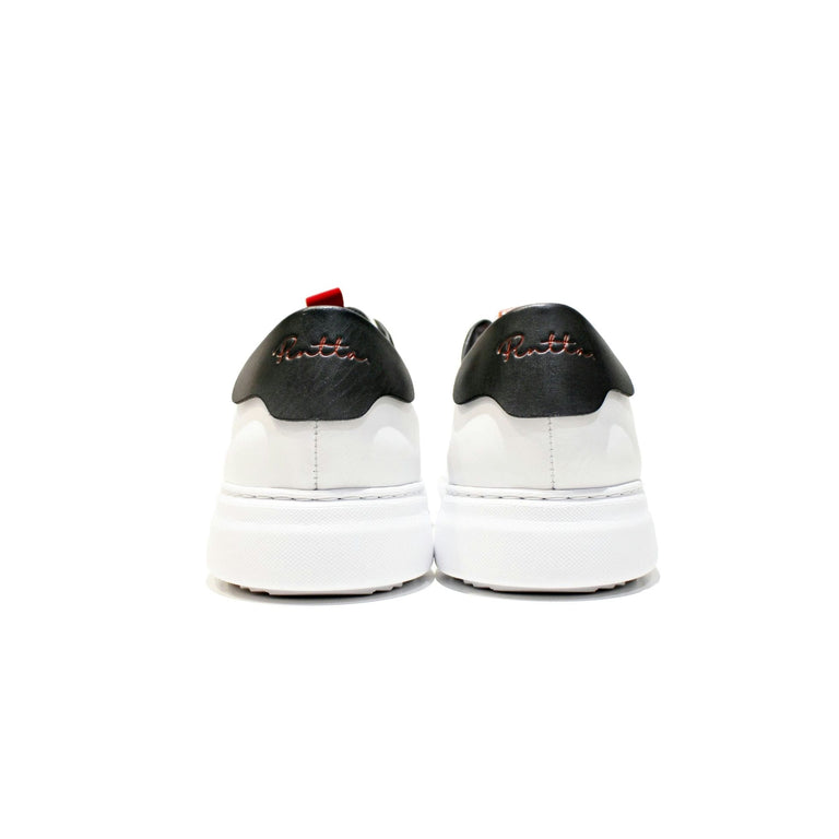Sneaker model for women with a simple design, all built in high quality leather, with EVA sole. Handmade in Portugal