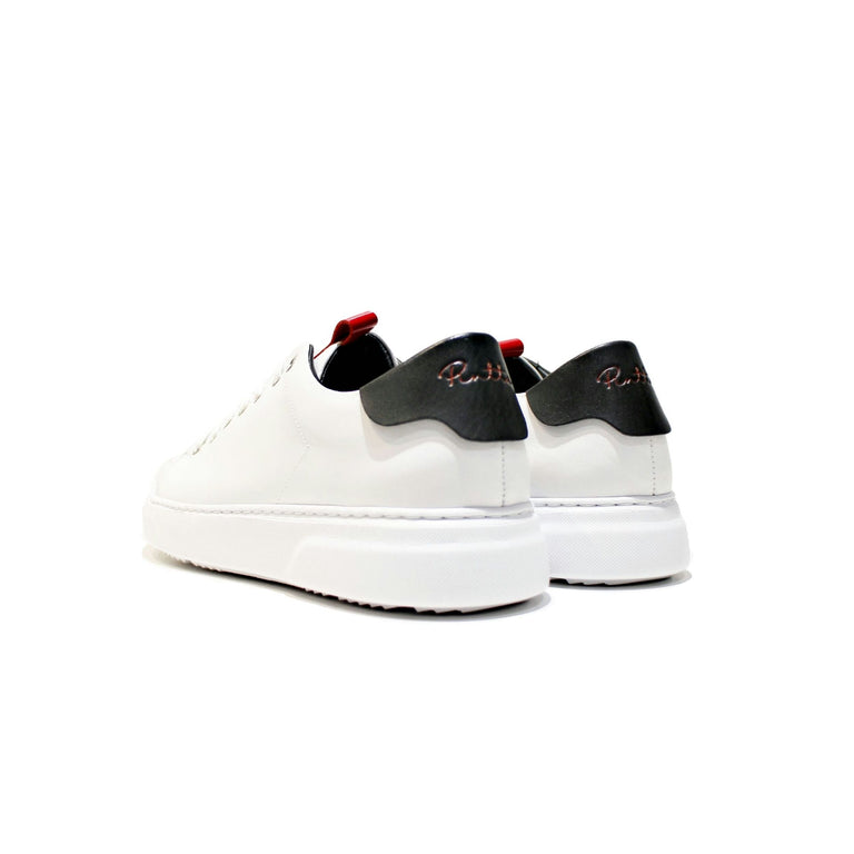 Sneaker model for women with a simple design, all built in high quality leather, with EVA sole. Handmade in Portugal