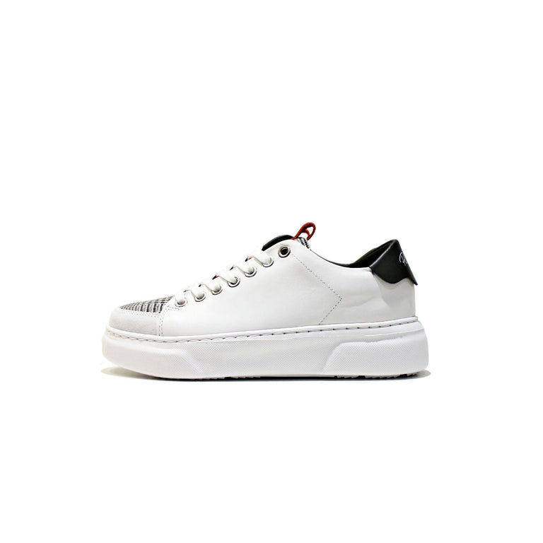 Sneaker model for women with a simple design, all built in high quality leather, with EVA sole. Handmade in Portugal